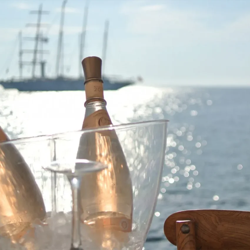 A Mykonos luxury tour: enjoy a unforgettable experience with a private driver, exclusive beach access, and maximum comfort.